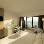 מלון Caloura Hotel Resort
