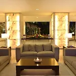 מלון Caloura Hotel Resort